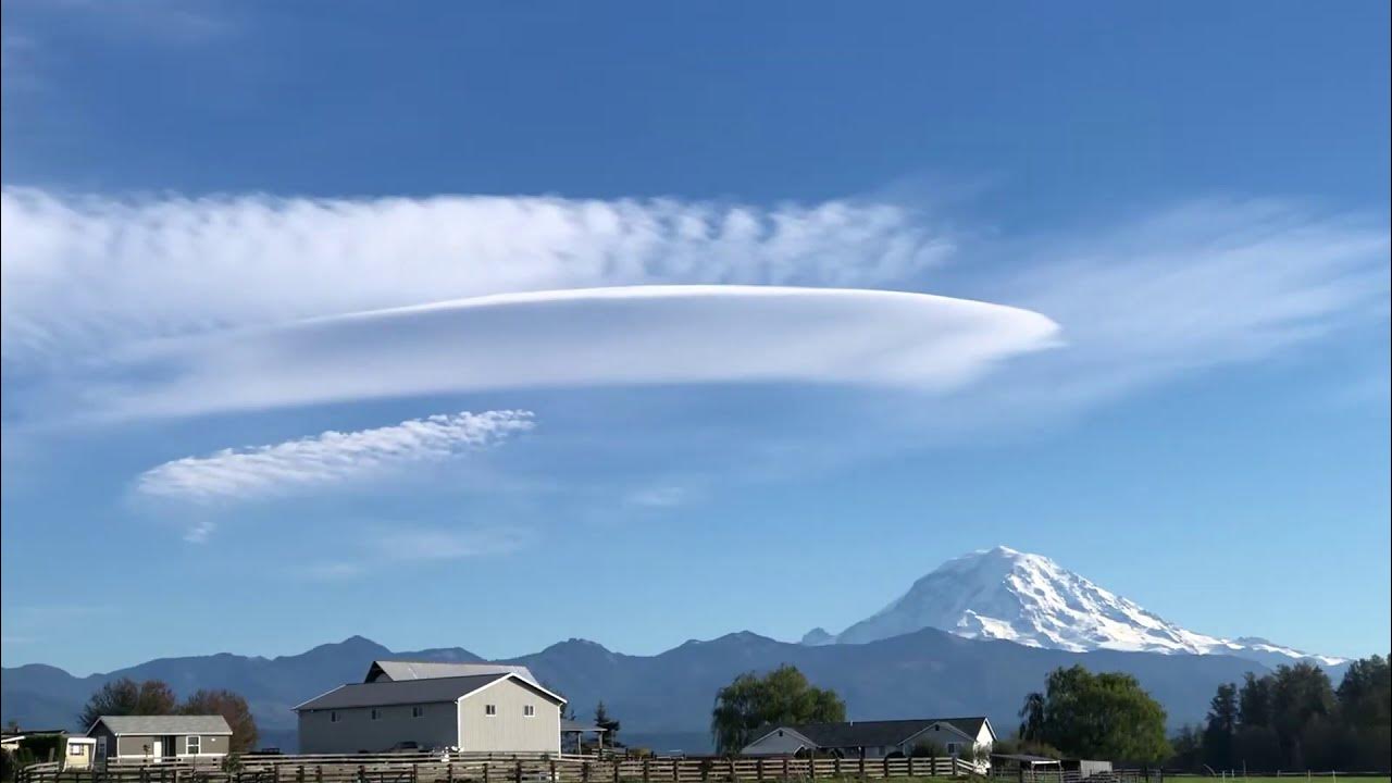 Лентикулярное облако над эльбрусом. Над горами появились облака. Облака над горами. Горы в облаках. Облака над горами.