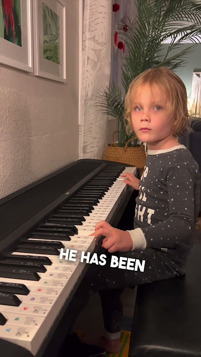 This little boy learned the piano by himself 😱