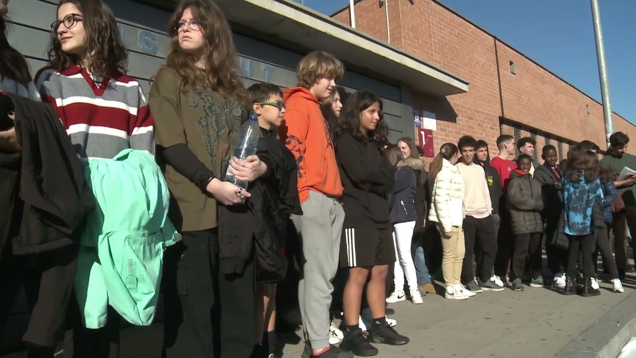 Protesta a l'Institut de Vic en conèixer que el centre ja no impartirà més ESO ni Batxillerat