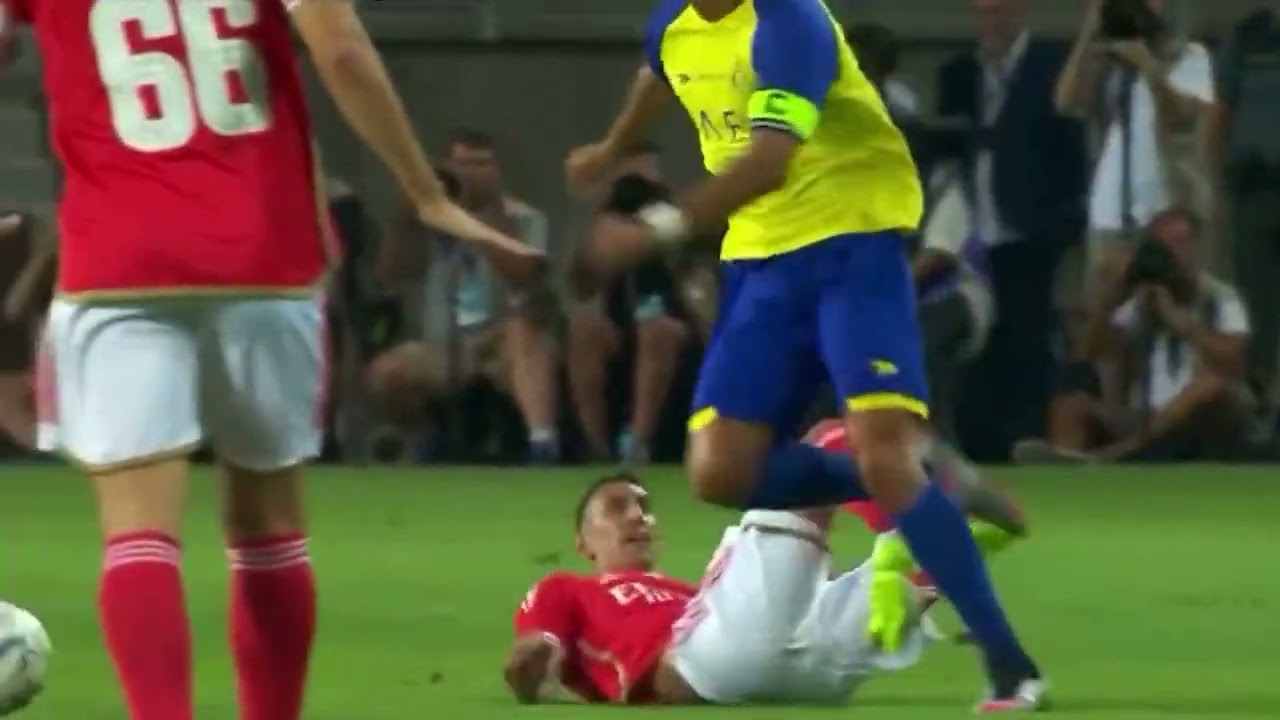 Desenhos Do Futebol - Era para ser um jogo amigável mas Di Maria levou pelo  lado pessoal e deu um cabrito🐐 no Cristiano Ronaldo 😂 O jogo terminou  Benfica 4-1 Al Nassr