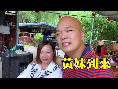 Brother Guang&rsquo;s sister came to the base with a gold ring on her hand like a rich woman