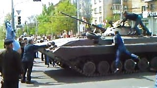 Захват БМП в Мариуполе (другой ракурс) 11:42 9 мая 2014
