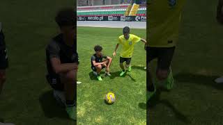 Luva de Pedreiro ensinando como se chuta para Cristiano Ronaldo jr luvadepedreir