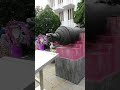 Bu el neden ve kime nah çekiyor? Jakarta'da ilginç bir heykel.