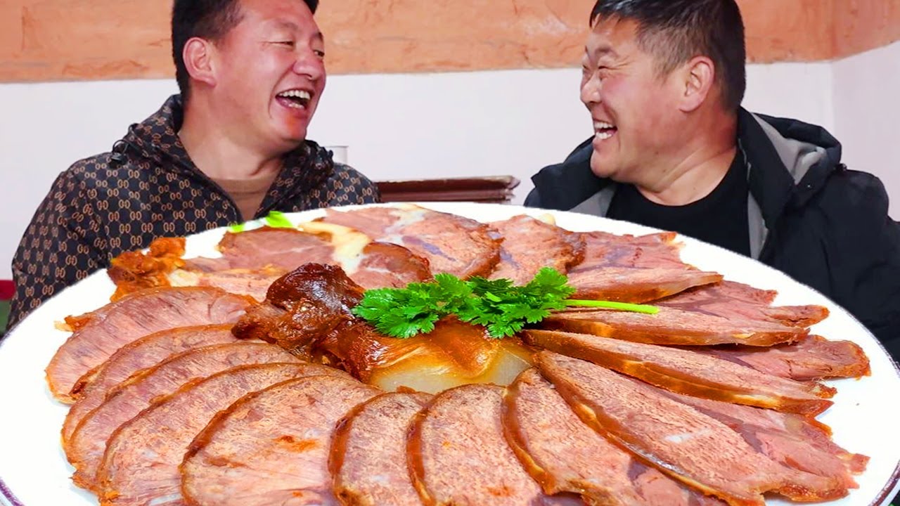 农村兄弟偷懒不干活，买两块牛腱子酱着吃，蘸上秘制辣油吃美了！【黄土兄弟】
