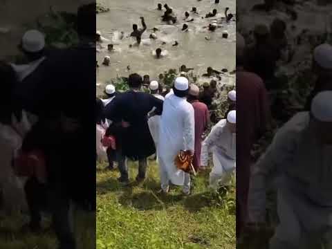 ঈদের নামাজ শেষে কালিহাতীতে নৌকা ডু'বি |