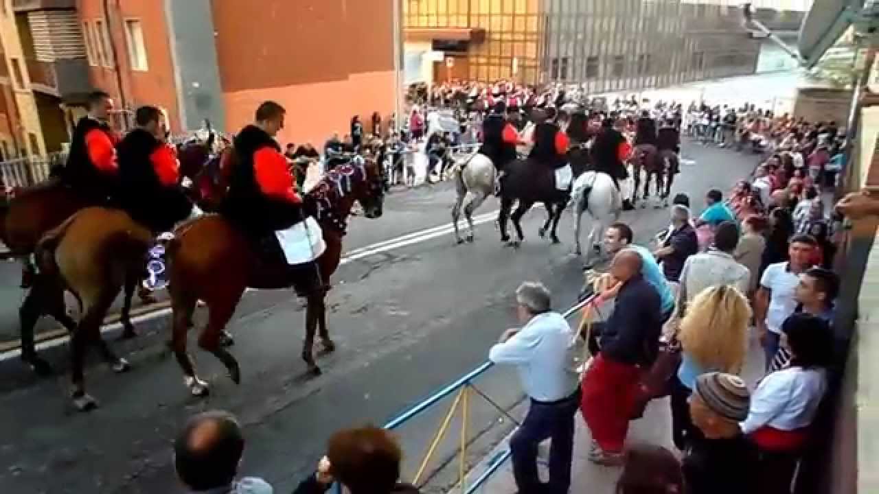 Sfilata dei costumi tradizionali sardi a cavallo