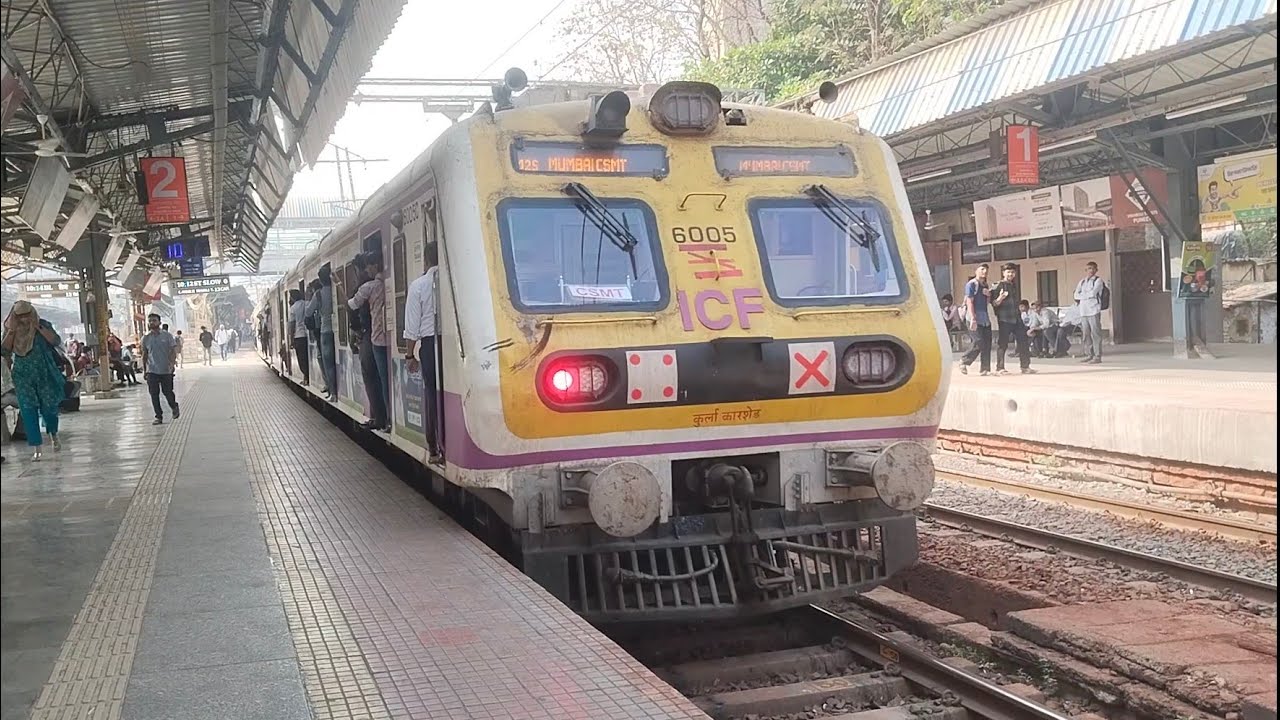 Indian train video railway station rush public travel | Mumbai Central line local trains video 