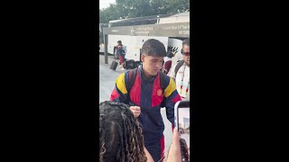 ¡BAÑO de MASAS para CUBARSÍ y PEDRI al llegar a ATLANTA con la SELECCIÓN ESPAÑOLA!