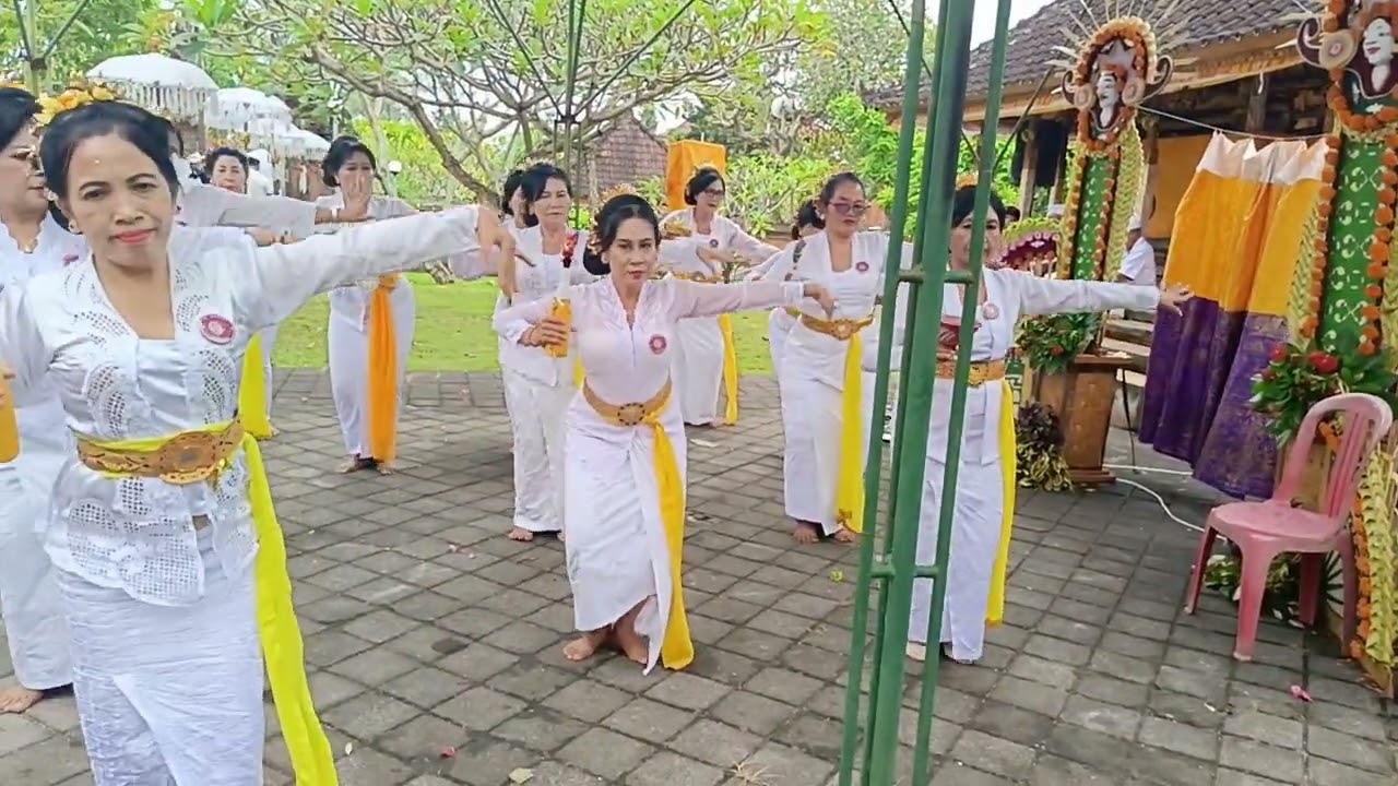 Tari nata hita. Di pura rambut siwi  bersama ST SRIKANDI DENUT 