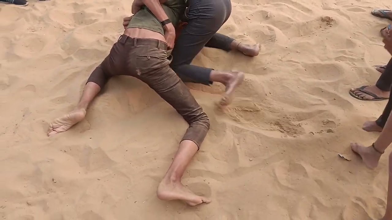 स्कूल में कुश्ती करवाते हुए देखे