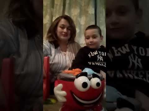 ბარბექიუს თამაში დედიკოსთან ერთად