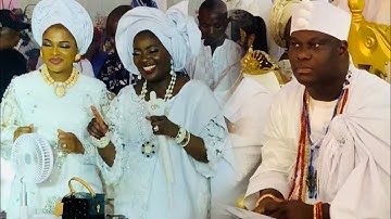 WATCH OONI OF IFE REACTION AS HIS TWO BEAUTIFUL WIFE DANCE  FOR HIM AT YEYE ABOBAGUNWA CORONATION 