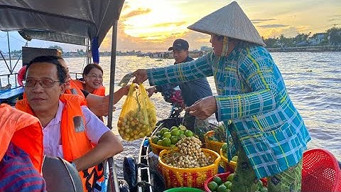 Mời cả nhà ăn sáng   Đây là quán bún riêu màu hồng dưới chợ nổi cái răng