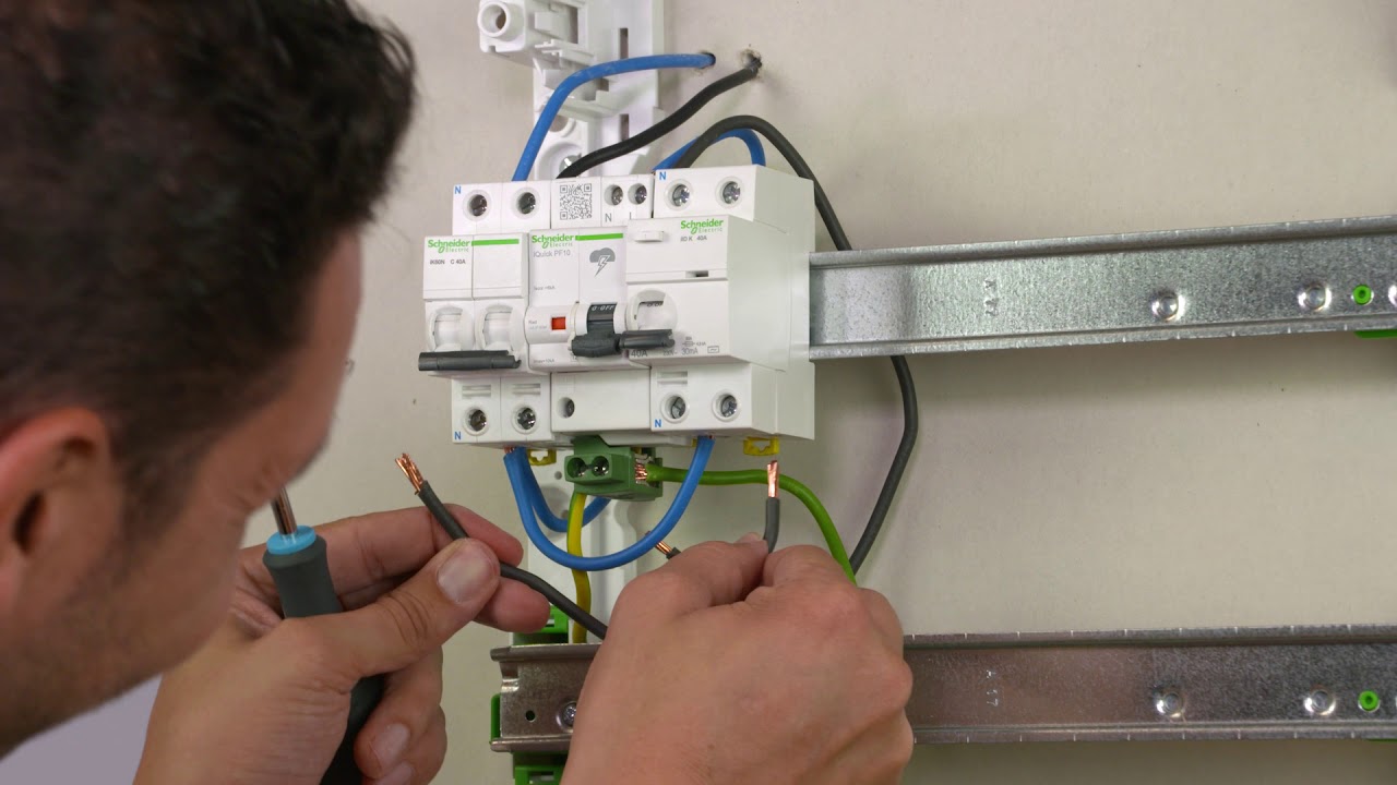 ¿Cómo instalar un limitador de sobretensiones transitorias de Schneider Electric?