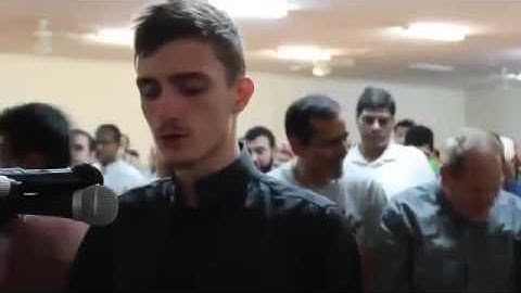 شاب امريكي. قارئ صوووته روووعه(فاتح سفرجيك)