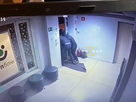 Видео, на котором преступники выносят банкомат из финансового учреждения в Краснодаре