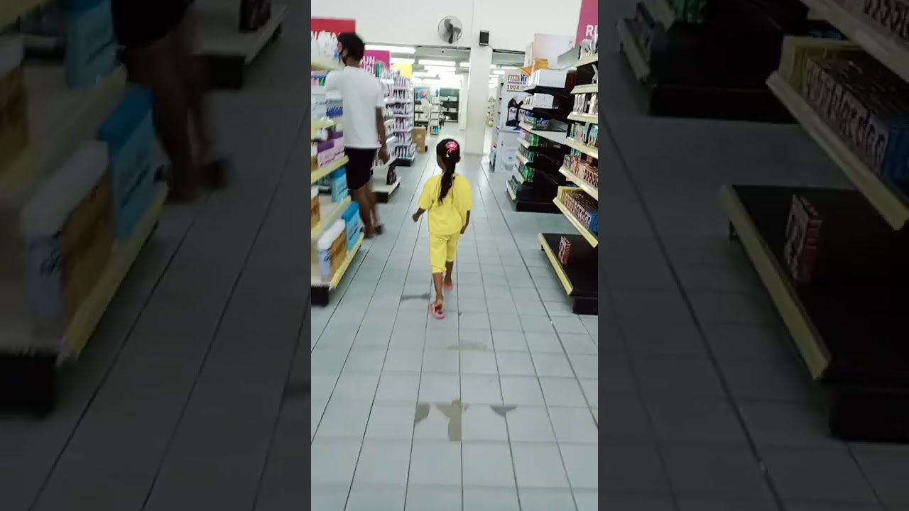 Erika Dian Wulandari. belanja di swalayan Kolaka