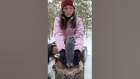 This GIRL knows how to Survive Winter! ❄️🔥#camping #survival #bushcraft #outdoors #lifehack