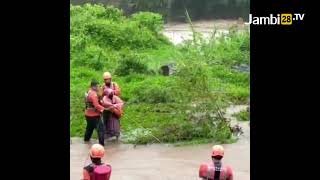 Download Lagu Intensitas Sungai Meningkat, SAR Padang Evakuasi Warga Yang Terjebak MP3 Download Lagu Intensitas Sungai Meningkat, SAR Padang Evakuasi Warga Yang Terjebak MP3