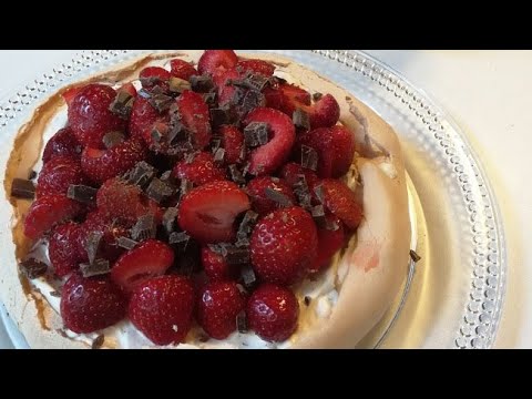 Video: Pavlova-kakku: Resepti Klassisen Jälkiruoan Valmistamiseen