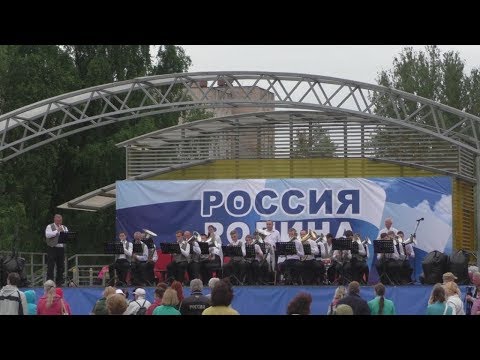 В ТИХВИНЕ ИГРАЕТ
