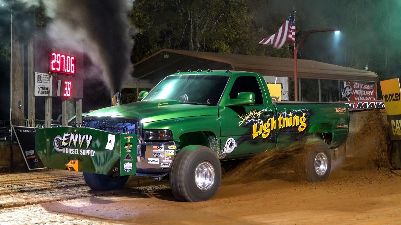 Diesels In Dark Corners 2021 2.6 diesel truck pulls Friday. White