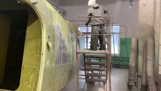 Финальный этап смывки краски с фюзеляжа Ан-2 на МАРЗ