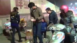 China News]真情：女孩街头卖仙人球筹钱给男友治病