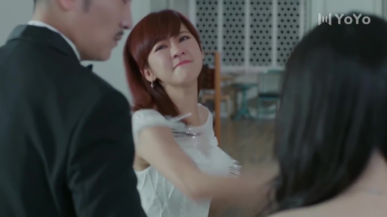 Ее подруга беременна, но отец ребенка ее жених, хозяйка в гневе шлепает жениха