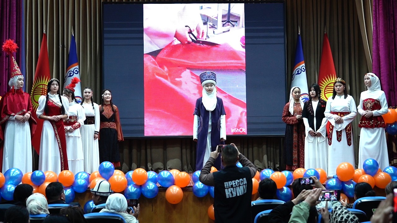 STEM колледж студенттеринин кийим коллекциялары сахнада