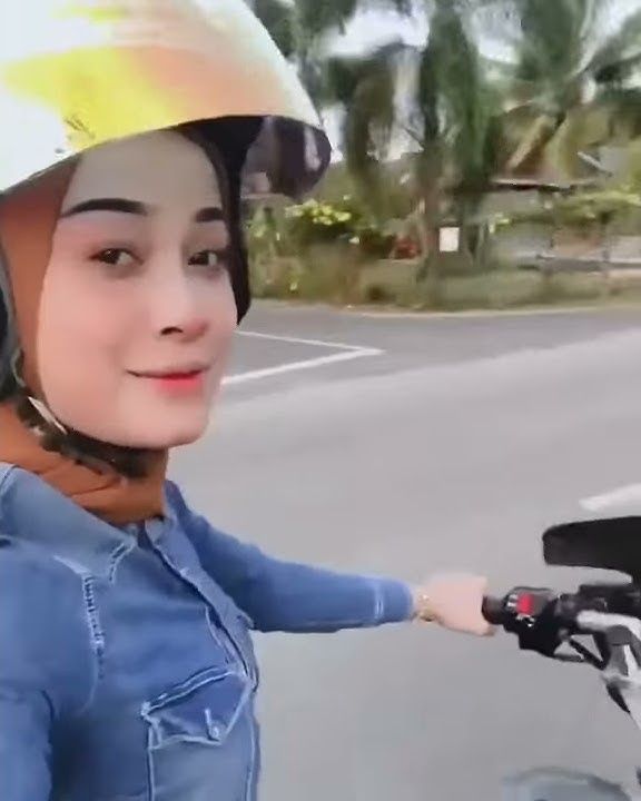 Awek cun selfie atas motor😍😘