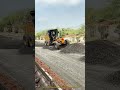 土砂を舐め回す巨獣：平地機が砕石を均す驚きの精度
