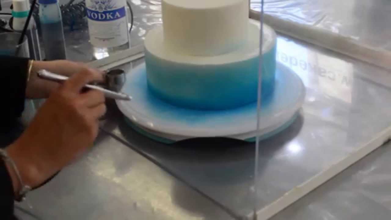 L'aérographe, un outil de choix pour la peinture sur gâteau et