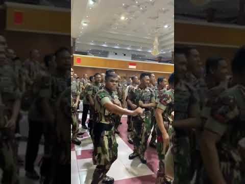 TNI viral ‼️ prajurit TNI goyang ‼️ bahagia itu sederhana ‼️#tni #abdinegara #goyang #hot #shorts