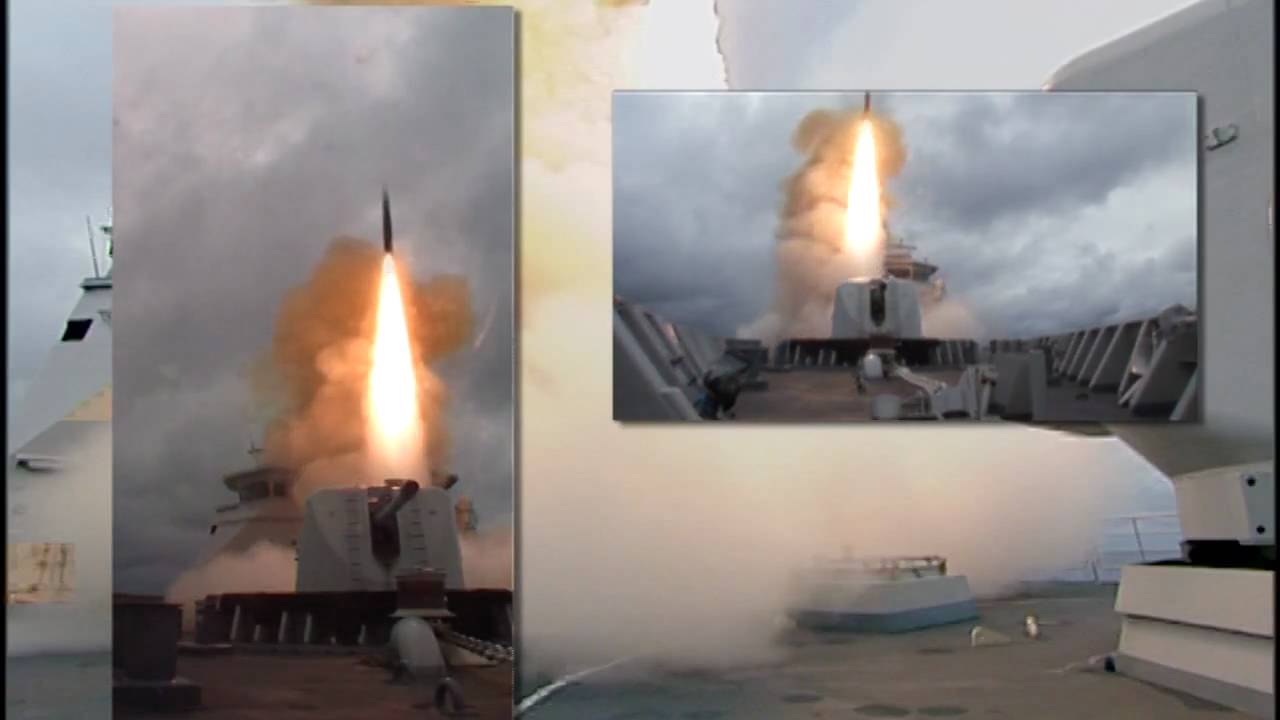 Hr. Ms. Tromp en Hr. Ms. Van Speijk lanceren diverse raketten voor de kust van Noord-Amerika