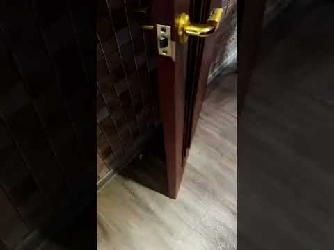 صوت غريب صادر من الباب