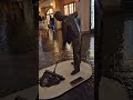 памятник уборщику в отеле Paris в Las Vegas