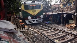 Kolkata - Shantytown along active rail tracks screenshot 3