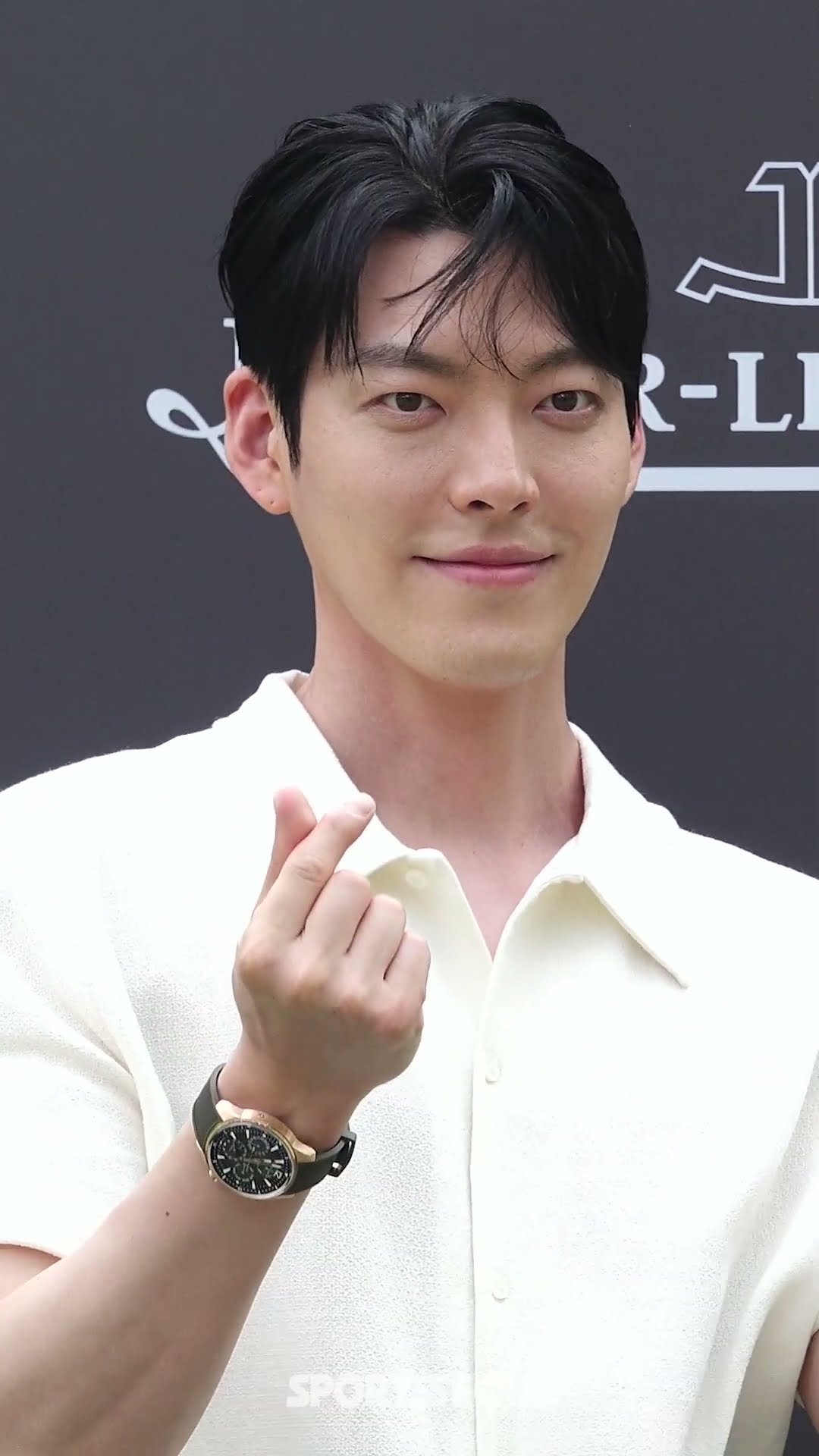 김우빈, 옴므파탈 매력 '미소에 치인다'
