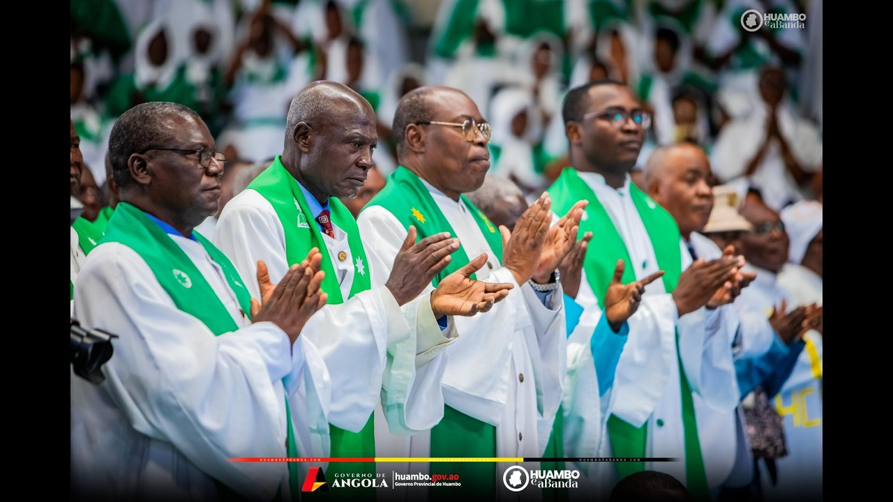 PAI MAYAMONA coloca TUNICAS SACERDOTAIS a NOVOS REPRESENTES da IGREJA.