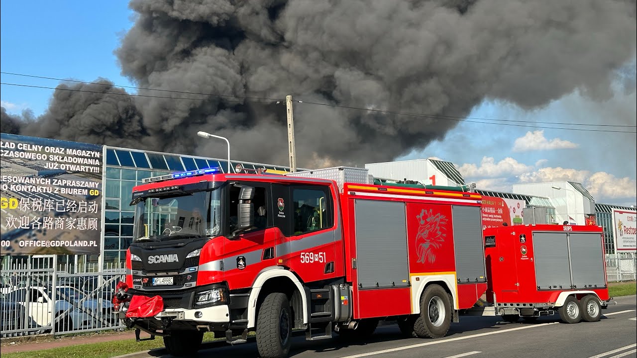 Pożar hali w Wólce Kosowskiej - dojazdy sił i środków - 02.09.2023r.