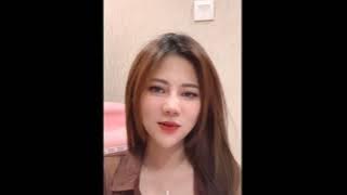 model dan gaya rambut pirang Amelia dan baju coklat
