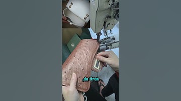Công đoạn may thành phẩm một chiếc túi xách đeo vai da Đà Điểu ở xưởng Cá sấu Konavis