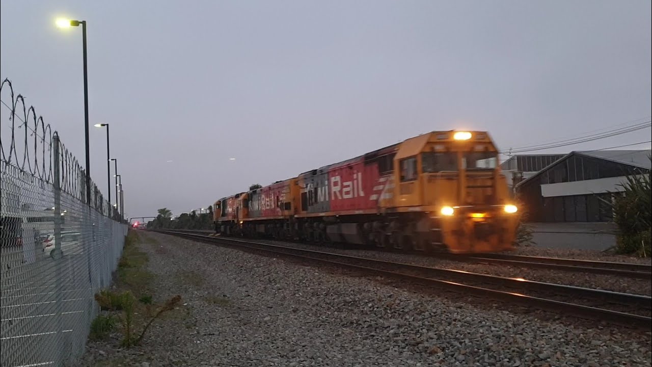 804 Train DXR 8007 & DXB 5074 & DFB 7160 on Train 804 at Selwyn Street Addington ...