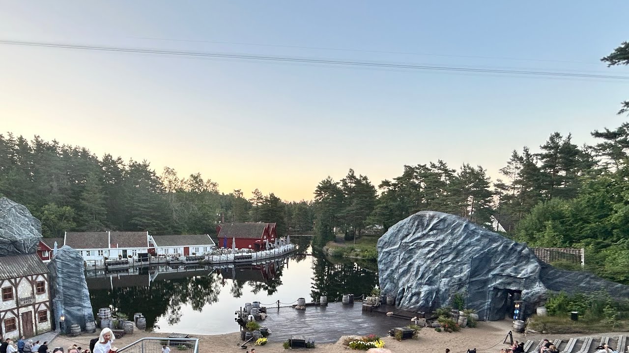 Noen av hovedskuesplillerene går over til skutene før forestilling