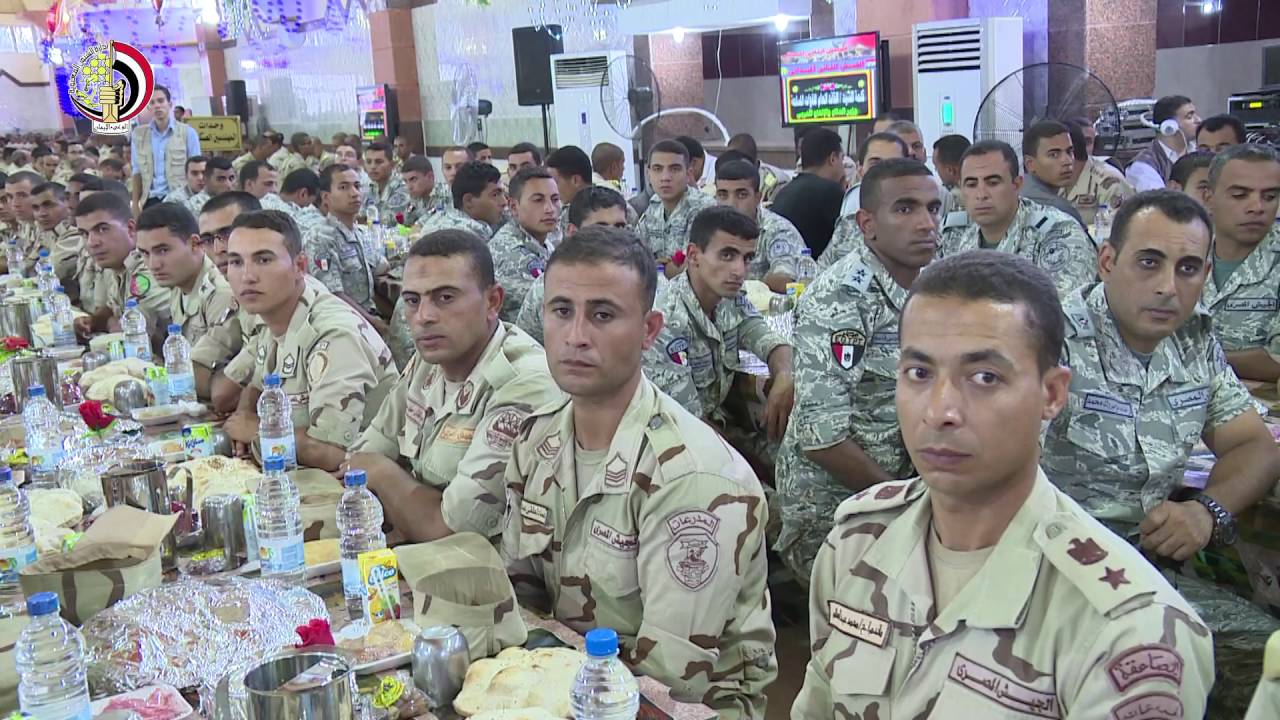 القائد العام يتناول الإفطار مع مقاتلى الجيش الثانى الميدانى ويكرم المتميزين من الضباط والصف والجنود