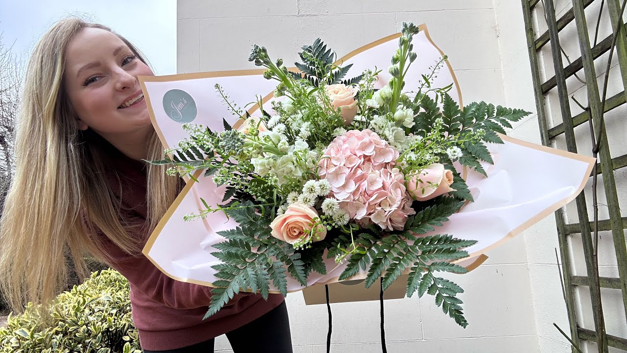 How to make a modern bouquet | Floristry tutorial | Bouquet tutorial | How to wrap a bouquet