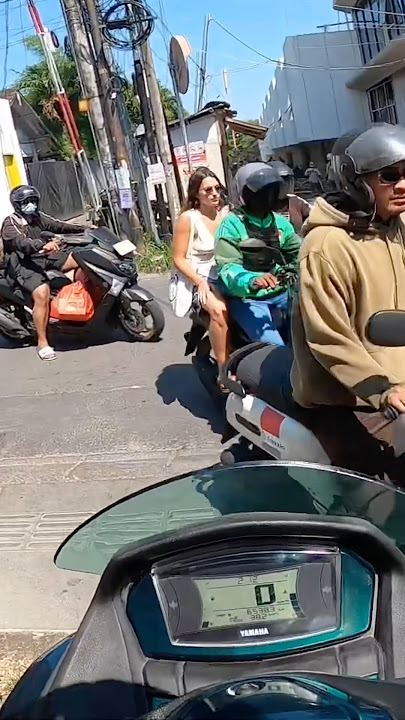 Jalan sempit paling ramai di Bali
