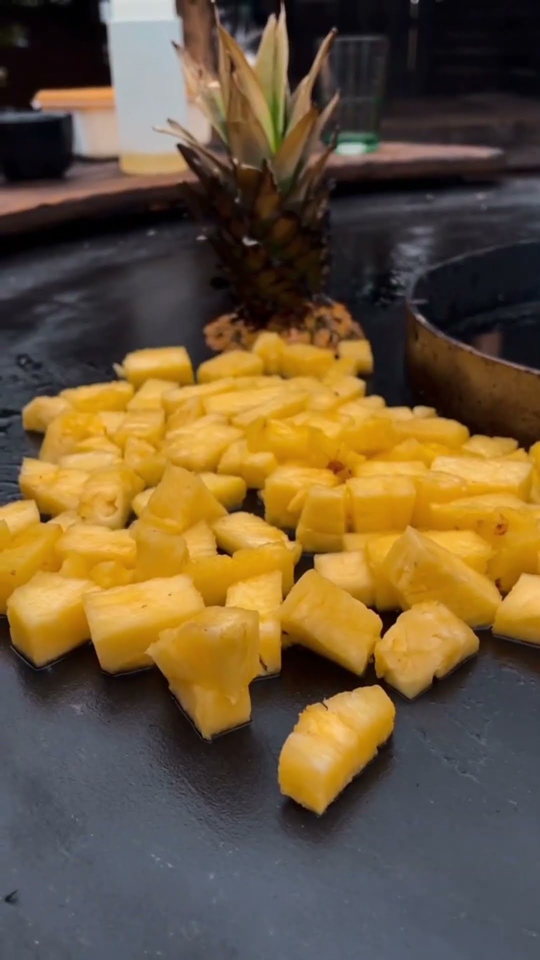 Flambierte Ananas auf der Feuerplatte - YouTube